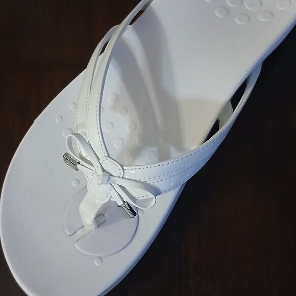 Vionic Bow Thong Sandals - Bella Anniversary - Picture 7 of 9